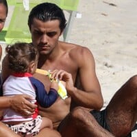 Felipe Simas curte praia com a filha, Maria, e a mulher, Mariana Uhlman. Fotos!