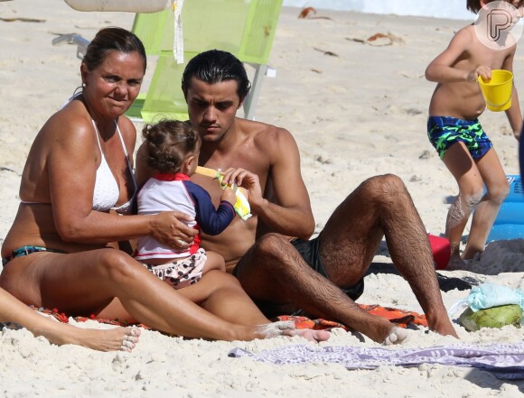 Felipe Simas levou a família à praia neste sábado, 12 de maio de 2018