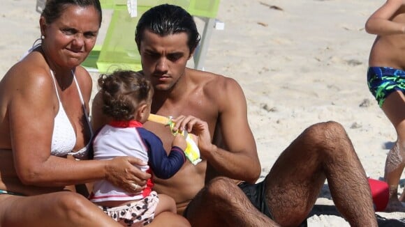 Felipe Simas curte praia com a filha, Maria, e a mulher, Mariana Uhlman. Fotos!