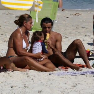 Felipe Simas dividiu um picolé de fruta com a filha