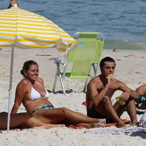 Felipe Simas e Mariana Uhlmann paparicaram a pequena Maria, de 1 ano