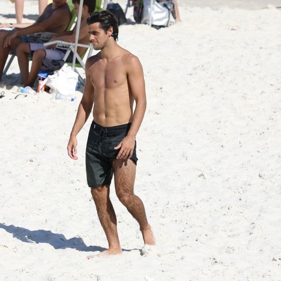 Felipe Simas aproveitou o dia de sol na praia da Barra da Tjuca
