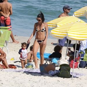 Mariana Uhlmann com a pequena Maria