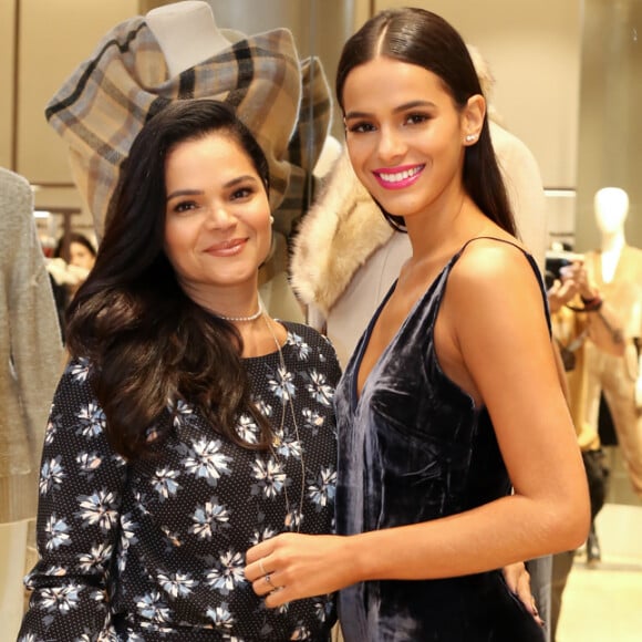 Bruna Marquezine viajou a trabalho para Cannes, mas não deixou de presentear sua mãe, Neide