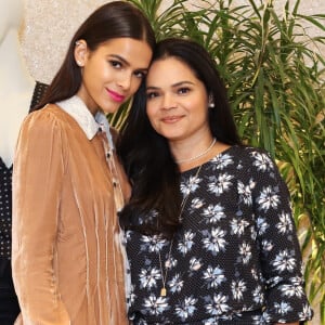 Bruna Marquezine mandou entregar um bolo decorado com uma plaquinha escrita 'Neide, melhor mãe do mundo'