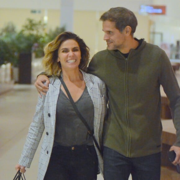 Giovanna Antonelli e o marido, Leonardo Nogueira, se divertem em dia de compras no Shopping Village Mall, na Barra da Tijuca, zona oeste do Rio de Janeiro, neste sábado, 12 de maio de 2018