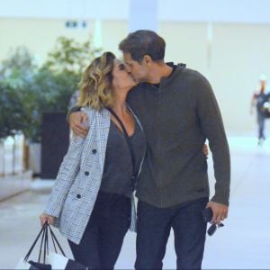 Giovanna Antonelli e o marido, Leonardo Nogueira, são fotografados no Shopping Village Mall, na Barra da Tijuca, zona oeste do Rio de Janeiro, neste sábado, 12 de maio de 2018