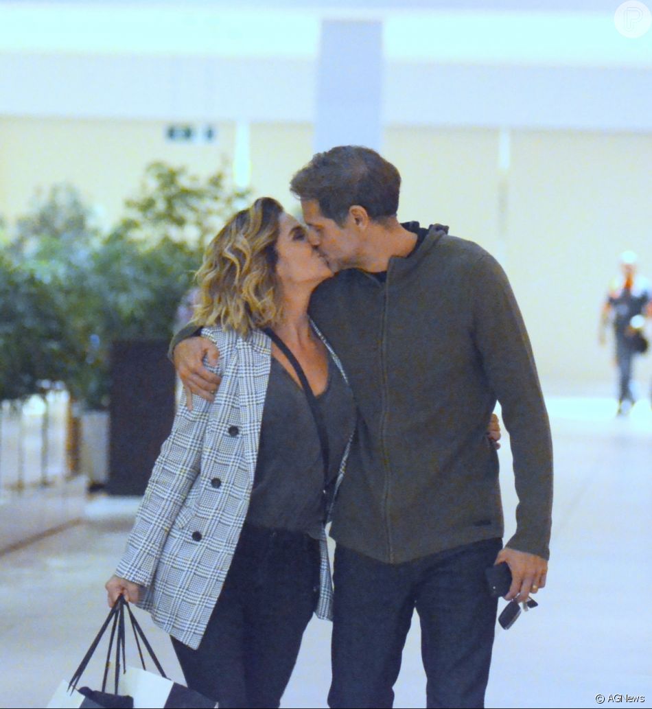 Giovanna Antonelli e o marido, Leonardo Nogueira, trocam beijos em shopping. Fotos! Purepeople Giovanna Antonelli e o marido, Leonardo Nogueira, trocam beijos em shopping. Fotos! Purepeople