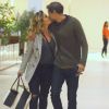 Giovanna Antonelli e o marido, Leonardo Nogueira, namoram em passeio no shopping