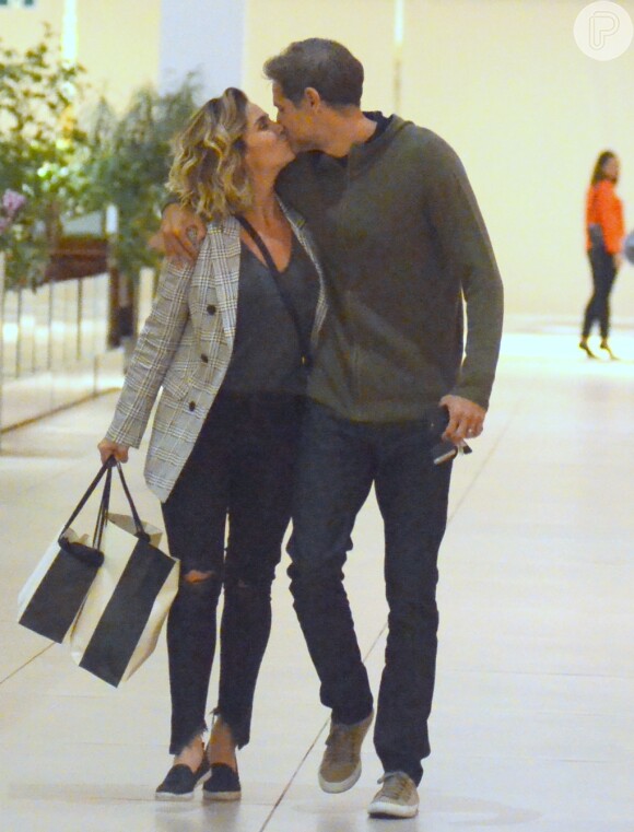 Giovanna Antonelli e o marido, Leonardo Nogueira, namoram em passeio no shopping