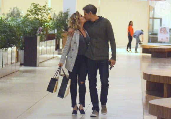 Giovanna Antonelli e o marido, Leonardo Nogueira, trocam beijos em dia de compras em shopping do Rio 