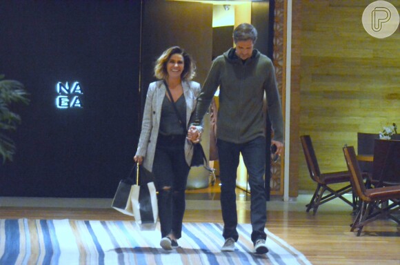 Giovanna Antonelli e o marido, Leonardo Nogueira, vão a restaurante japonês Naga, no shopping Village Mall, no Rio