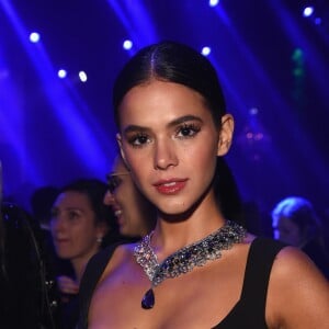 Bruna Marquezine apostou em rabo de cavalo baixo e risca central baixa