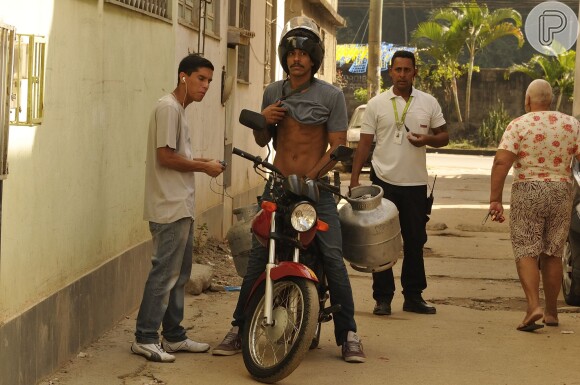 Marcello Melo Jr. durante as gravações da cena em uma comunidade em Curicica, em Jacarepaguá, na Zona Oeste do Rio