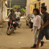 Alice (Érika Januza) conta com a ajuda de Chicão (Deiwis Jamaica), amigo de Jairo, para caminhar sem chamar a atenção pela comunidade