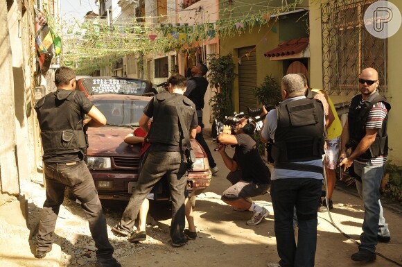 Com a presença de muitos figurantes, principalmente caracterizados como policiais, as cenas da reta final de 'Em Família' foram gravadas em uma comunidade de Curicica
