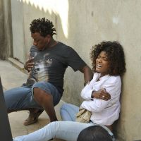 'Em Família': Alice é baleada em troca de tiros na favela onde Jairo mora. Fotos