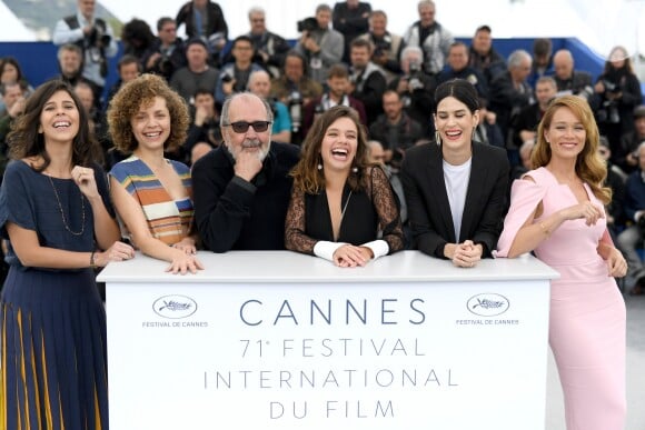 Mariana Ximenes, Bruna Linzmeyer, Flora Diegues, Marina Provenzano, Cacá Diegues e Luiza Mariani, em Cannes