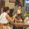 Camila Pitanga e a filha, Antonia, devoraram pastel durante passeio em shopping da Gávea, Zona Sul do Rio, neste domingo, 13 de maio de 2018
