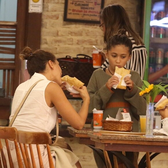 Camila Pitanga e a filha, Antonia, pararam para um lanche durante passeio em shopping