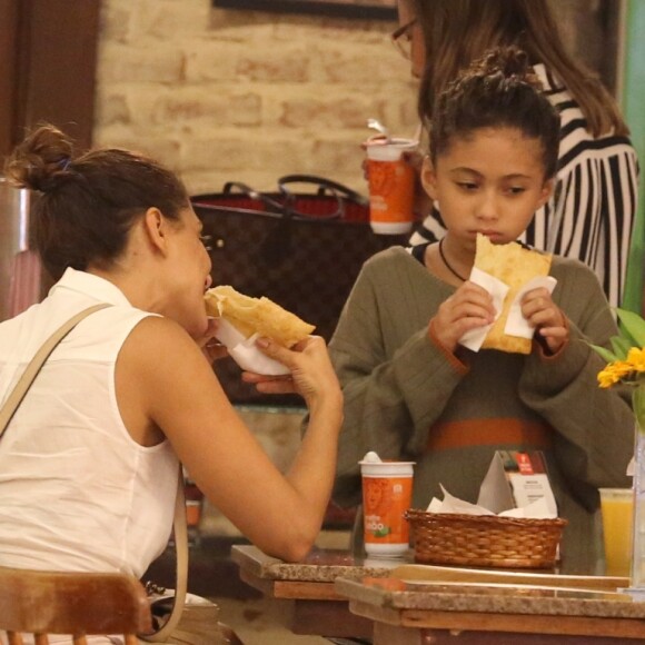 Camila Pitanga e a filha, Antonia, tiraram o final do Dia das Mães para um passeio em shopping
