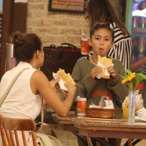 Camila Pitanga, a filha, Antonia, e uma amiguinha dela devoraram um pastel em passeio por shopping