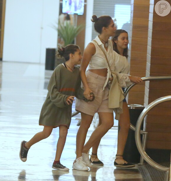 Camila Pitanga e a filha, Antonia, tiveram a companhia de uma amiguinha da menina no passeio pelo shopping