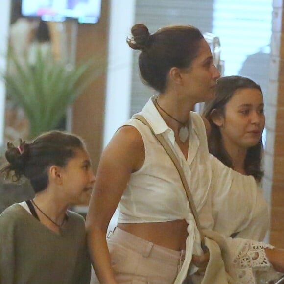 Camila Pitanga e a filha, Antonia, tiveram a companhia de uma amiguinha da menina no passeio pelo shopping