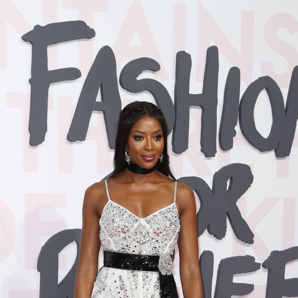Naomi Campbell usou longo fluido com aplicação de pedrarias Dolce & Gabbana