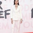 A modelo francesa Sonia Ben Ammar com terno de alfaiataria em um look off-white