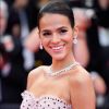 Bruna Marquezine escolheu joias Chopard para cruzar o tapete vermelho da première do filme 'Le Grand Bain' neste domingo, dia 13 de maio de 2018