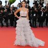 Bruna Marquezine usou vestido tomara que caia de poá com babados da grife Philosophy di Lorenzo Serafini no Festival de Cannes