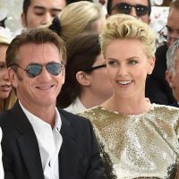 Charlize Theron e Sean Penn trocam carinhos durante Semana de Moda de Paris