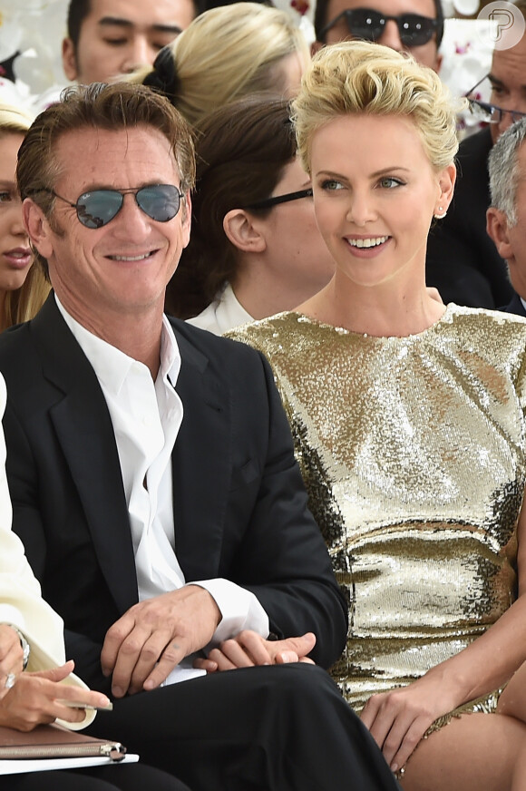 Charlize Theron e Sean Penn estiveram no desfile da grife Christian Dior, em Paris, no Museu Rodin, nesta segunda-feira, 7 de julho de 2014