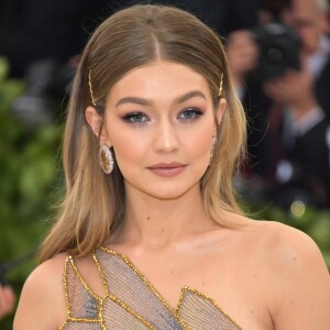 Modelo, Gigi Hadid disse que seus fios são danificados no dia a dia: 'Meu cabelo é usado e abusado constantemente'