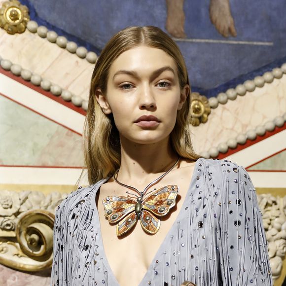 Gigi Hadid reforça cuidado com os cabelos nas horas vagas: 'Tento evitar produtos pesados ou objetos quentes'