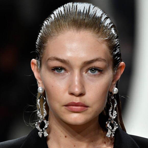 Gigi Hadid aplica óleo de coco no cabelo para hidratar: 'Deixo agindo por uns três dias. Aliás, lavo o mínimo possível. Durante o banho, faço um coque para não molhá-lo'