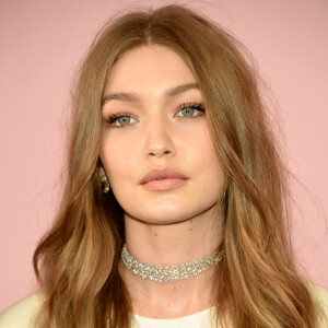 'Sempre levo comigo os itens de maquiagem da minha linha com a Maybelline, mas também carrego vaselina para os lábios porque serve como um bom protetor', contou Gigi Hadid