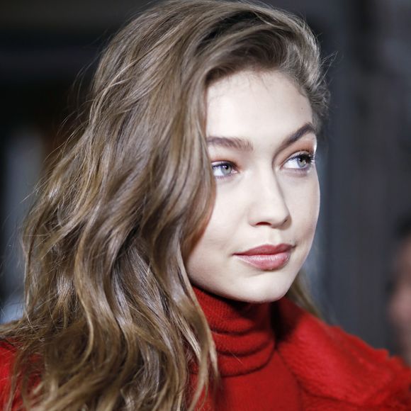 Gigi Hadid aposta em técnica caseira para hidratar os cabelos e usa vaselina nos lábios