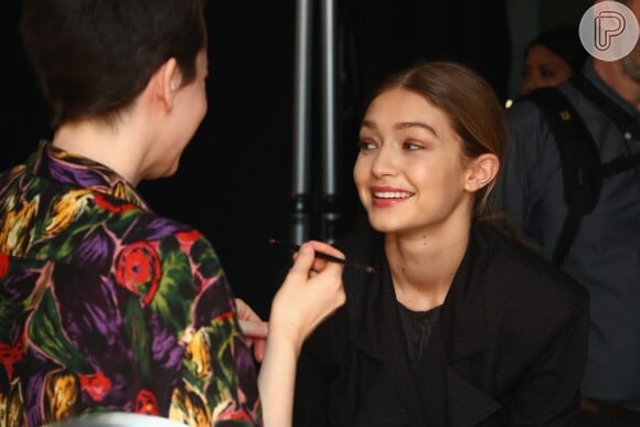 Gigi Hadid aposta em truque antes da maquiagem para realçar beleza dos lábios: 'Gosto de aplicar lip scrub para remover pele morta ou seca'