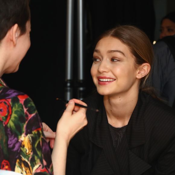 Gigi Hadid aposta em truque antes da maquiagem para realçar beleza dos lábios: 'Gosto de aplicar lip scrub para remover pele morta ou seca'