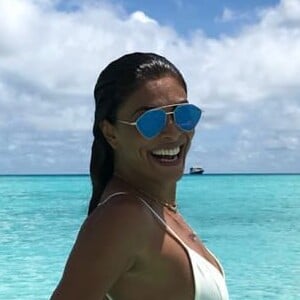 Juliana Paes não dispensou óculos de sol cheios de estilo durante os dias de folga nas Maldivas