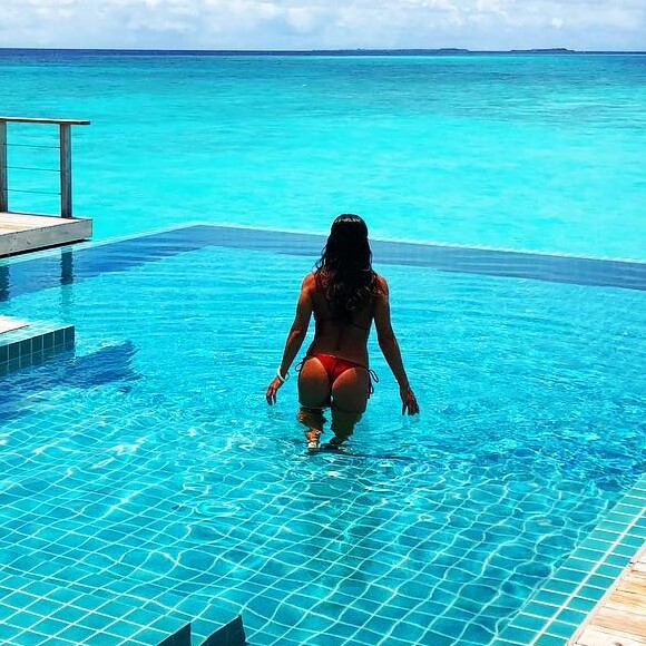 Juliana Paes optou por biquínis fio-dental e também hot pants na viagem às Maldivas