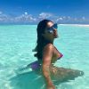 Juliana Paes apostou em óculos espelhado Dior para um dia de praia nas Maldivas