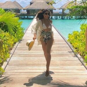 Juliana Paes usa biquíni e kaftan com estampa Safari da Adriana Degreas