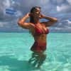 Juliana Paes apostou no biquíni com hot pant em um dia de praia nas Maldivas