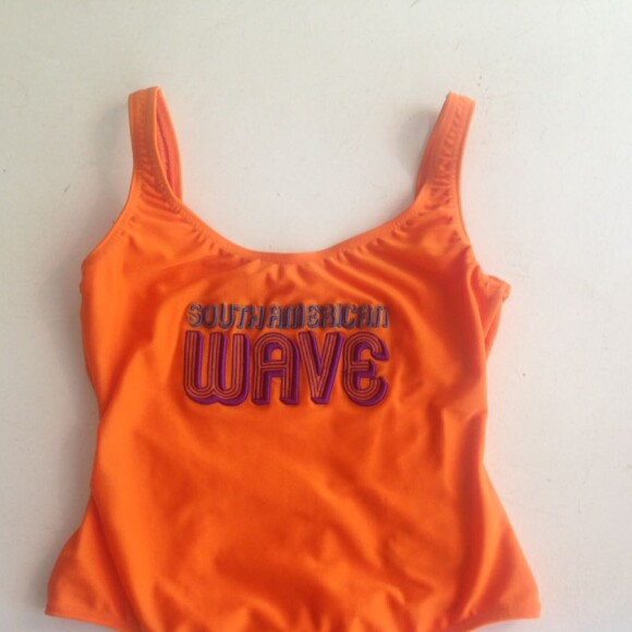 A peça escolhida por Juliana Paes é da marca Amir Slama, em colaboração com a New Era com a frase 'South American Wave'