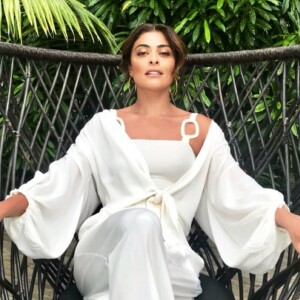 Juliana Paes combinou um kaftan branco Adriana Degreas e maiô branco no mesmo tom