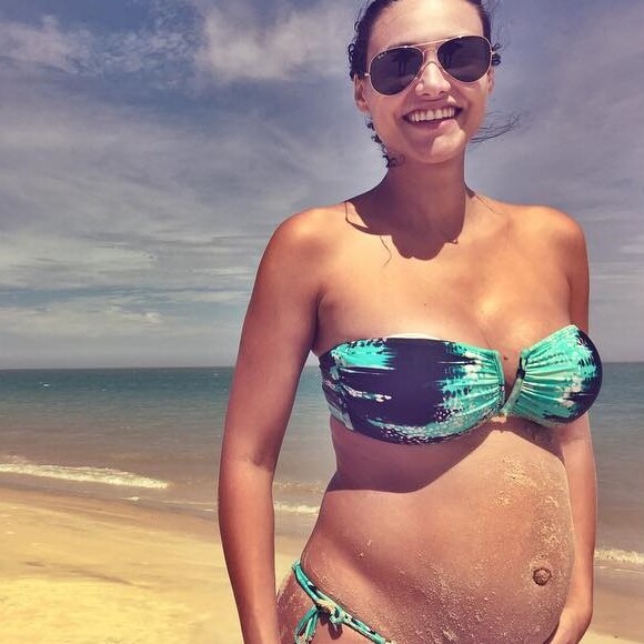 'A gente fica um pouco assim, monotemática, após parir, quando está no puerpério, aproveitando cada momentinho no sol para torrar os mamilos. Porque isso ajuda', ensinou Débora Nascimento