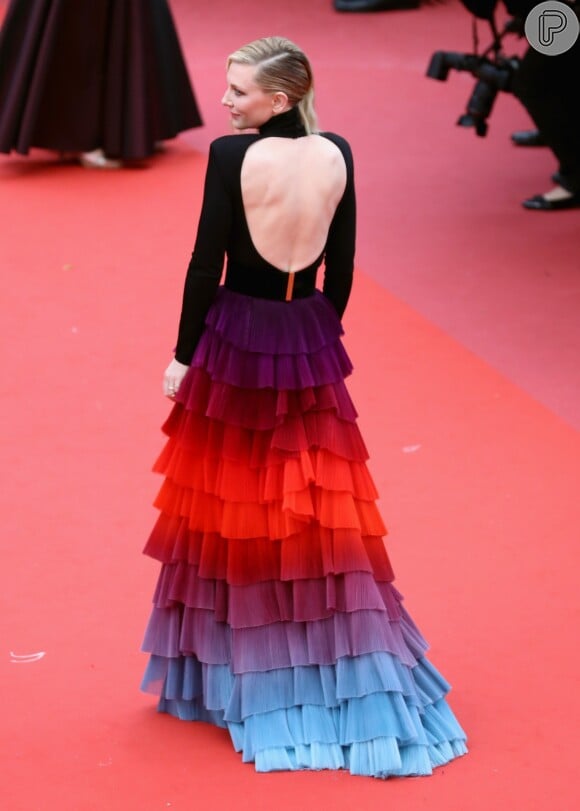 Cate Blanchett usou blusa de gola alta com costas à mostra da Givenchy no Festival de Cannes